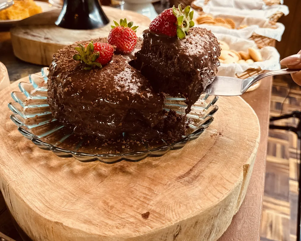 Bolo de chocolate com morangos do café colonial do Mundo Neve.