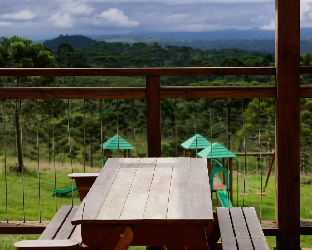 Mesa no deck com vista para as montanhas.