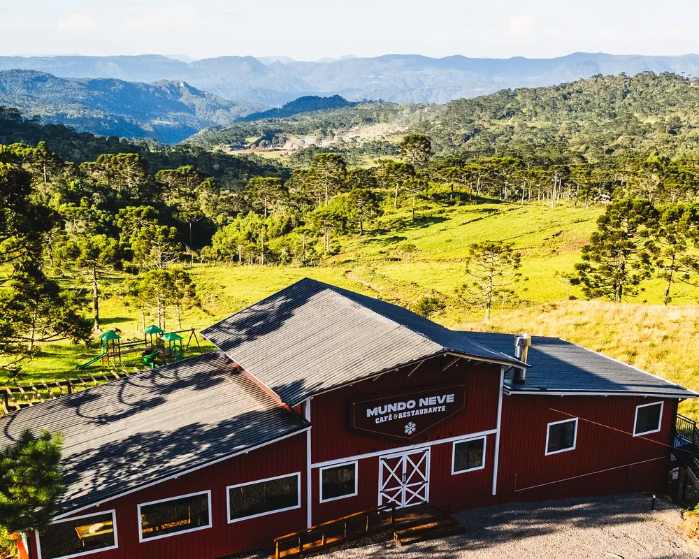 Fachada do Mundo Neve vista de drone, com a Serra Catarinense ao fundo.