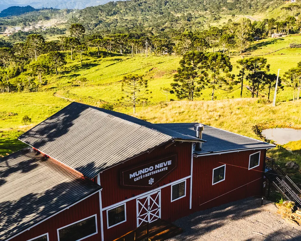 O celeiro vermelho visto de drone, com a Serra Catarinense ao fundo.