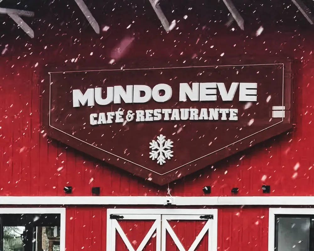 Fachada do Mundo Neve em um dia de neve.