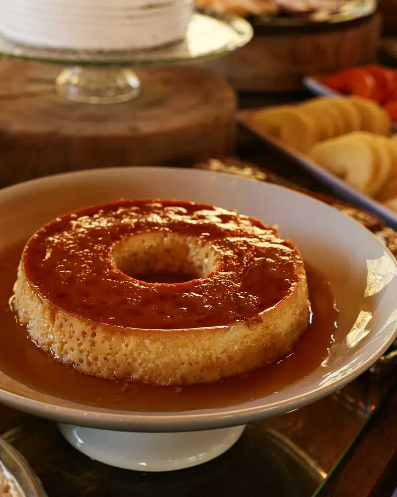 Pudim de leite com calda de caramelo.