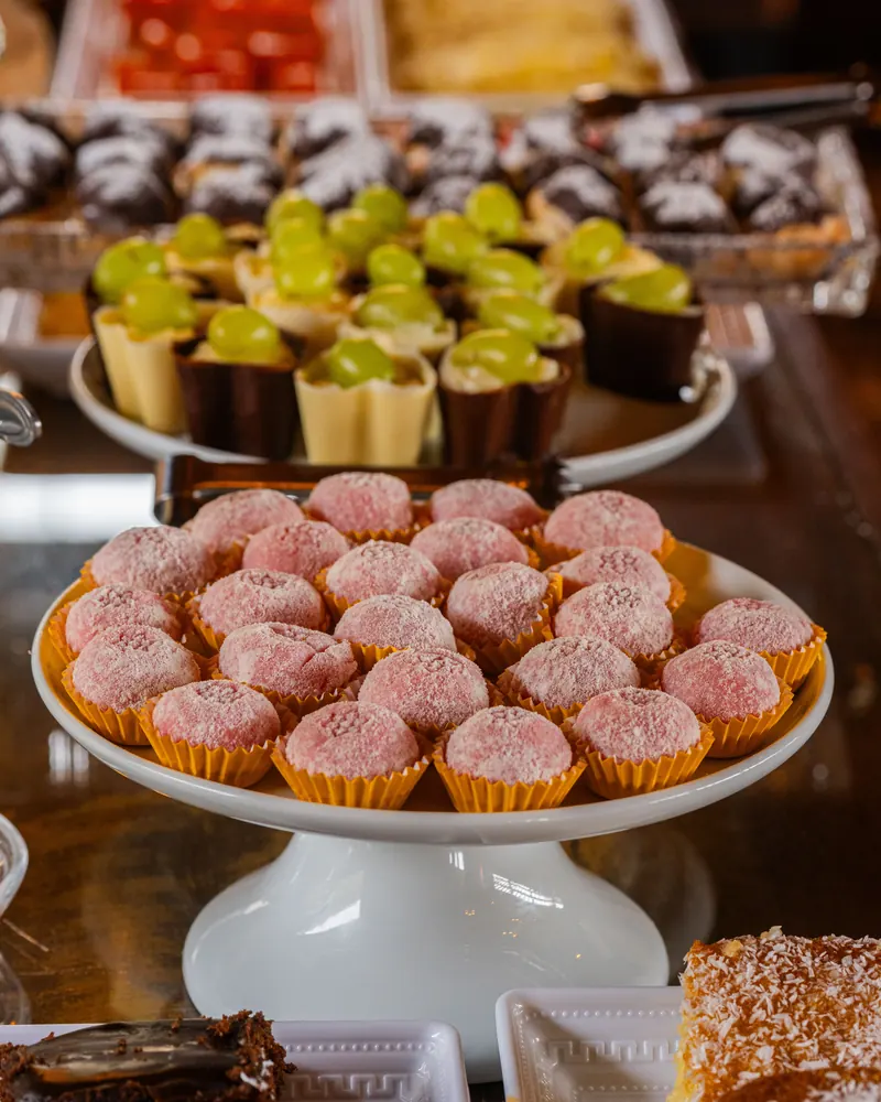 Docinhos e tortinhas no buffet do café colonial.