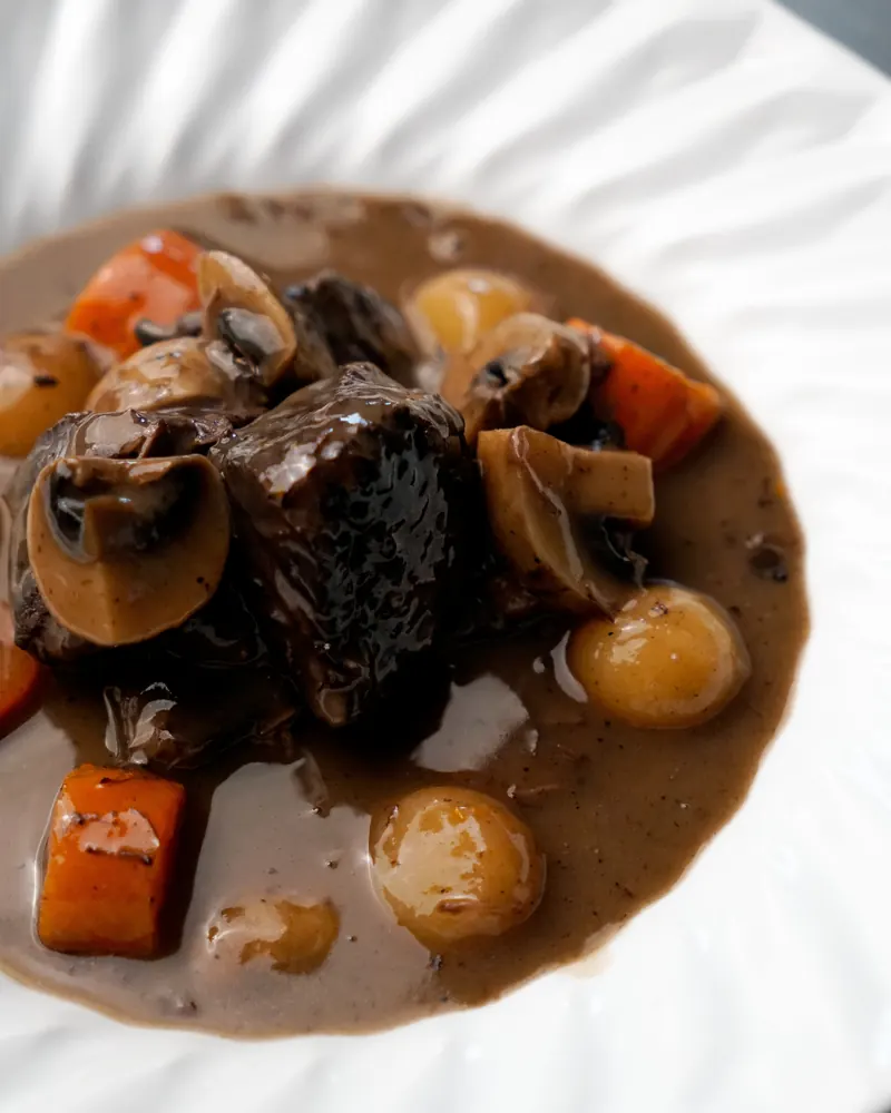 Carne cozida lentamente com cogumelos e legumes, prato da cozinha serrana.
