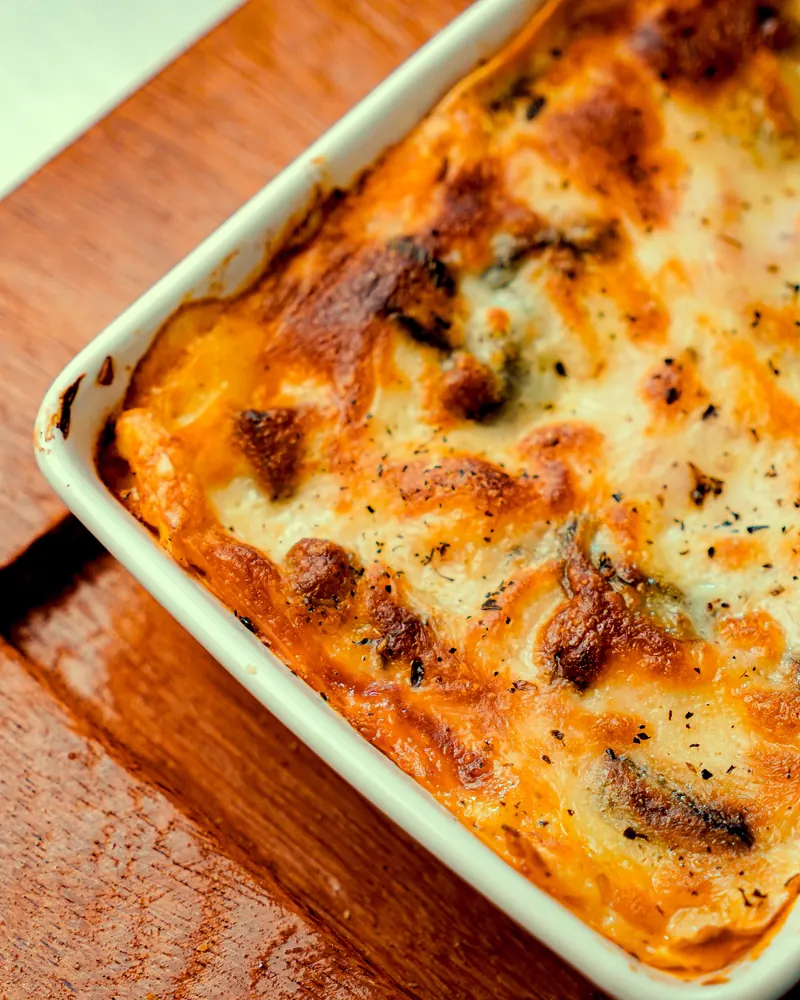 Prato gratinado ao forno, servido na travessa.