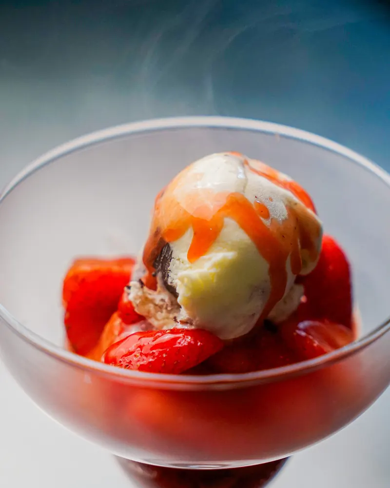 Sobremesa de sorvete com frutas vermelhas.