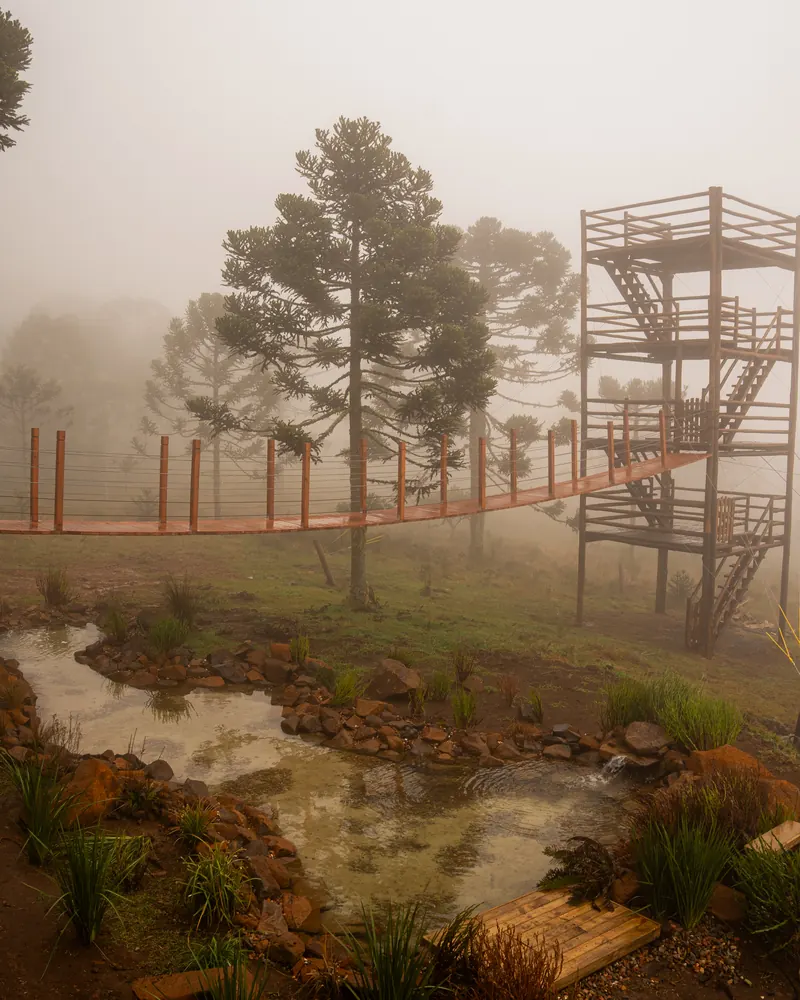 Mirante de madeira e lago do Mundo Neve em um dia de névoa.
