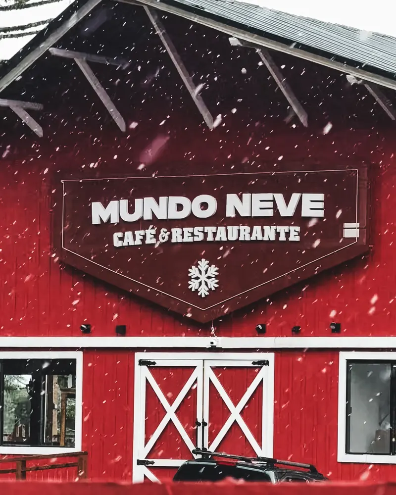 Fachada do Mundo Neve com neve.